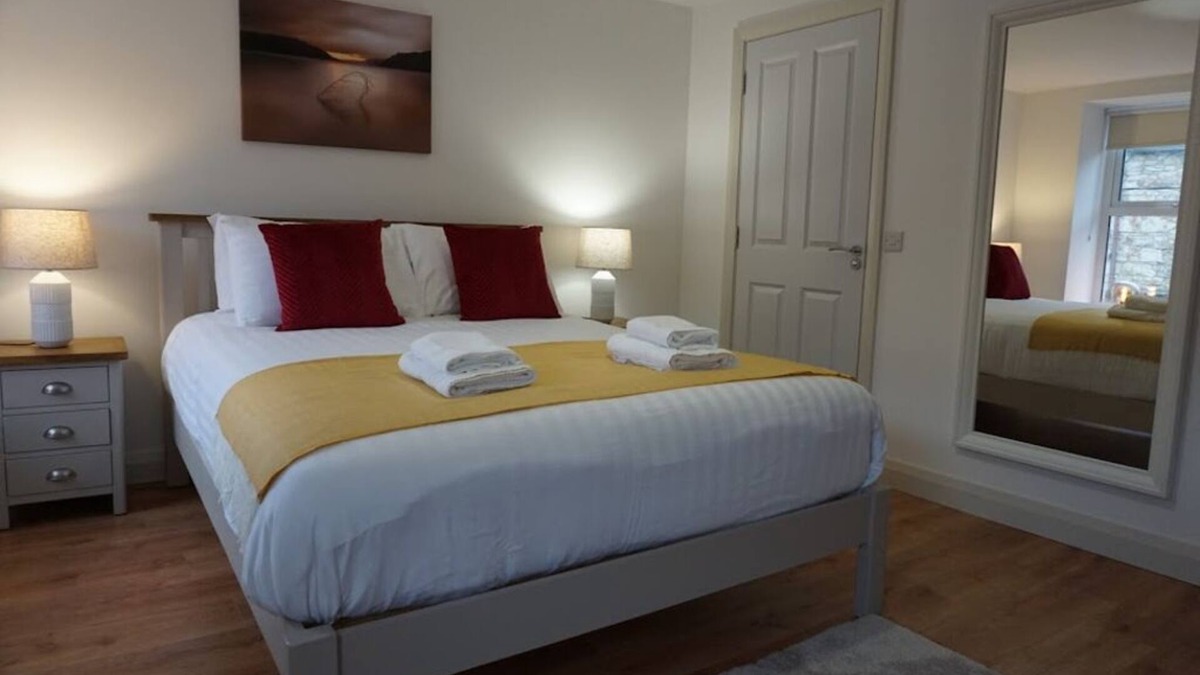 Lecemy House | ★ LUXURIOUS & NEW | in the heart of Donegal Town ★
