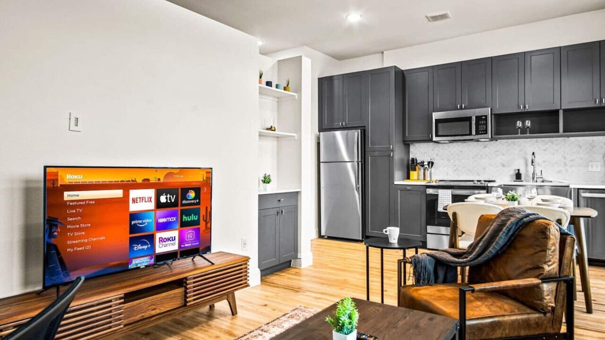 West Oak Hill Apartment | Luxurious New Unit|1Bd1Ba|Pool, Golf Sim