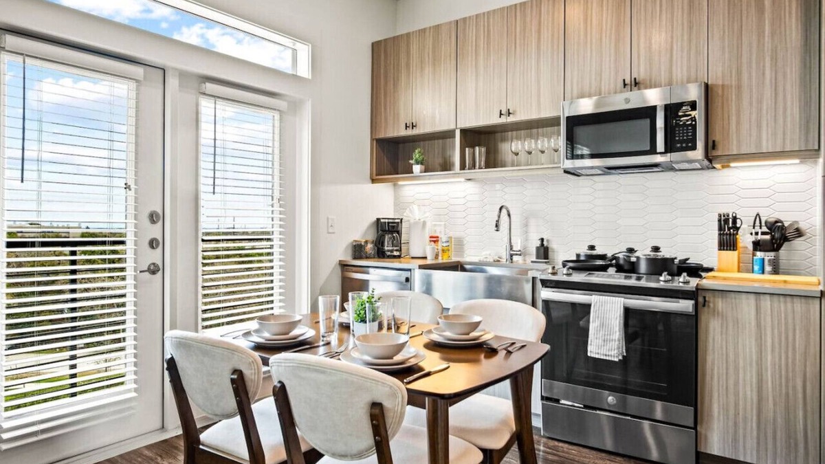 West Oak Hill Apartment | Luxurious New Unit|1Bd1Ba|Pool, Golf Sim