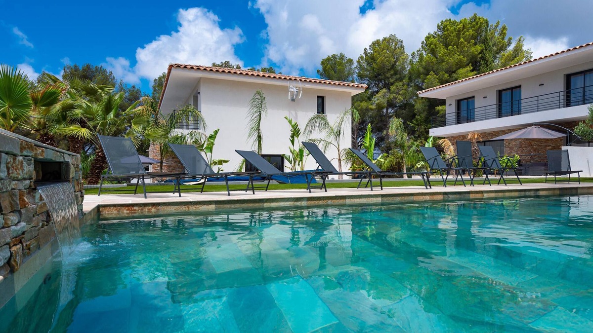 Sanary-sur-Mer Villa | LUXURIOUS NEW VILLA 4 BEDROOMS HEATED POOL 8 PERSONS