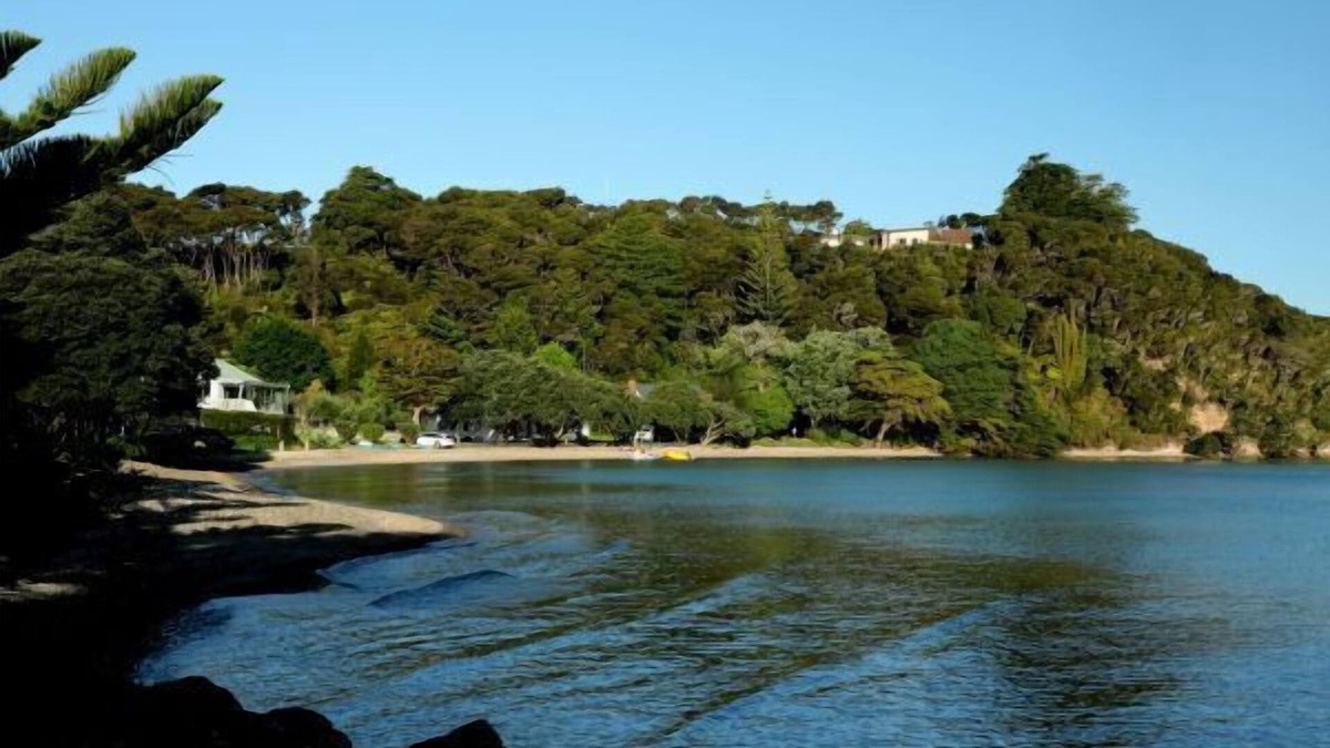 Russell House | Luxurious Russell - absolute waterfront!
