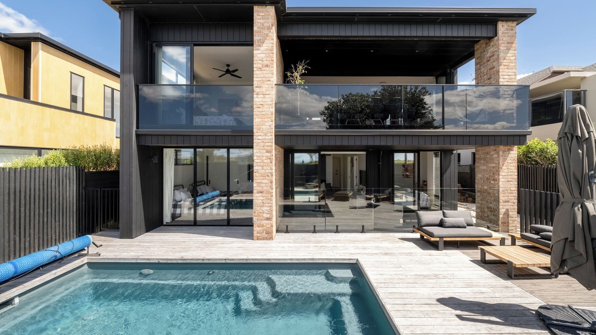 Papamoa Beach House | Luxurious Oceanfront Family Retreat with Pool - Papamoa