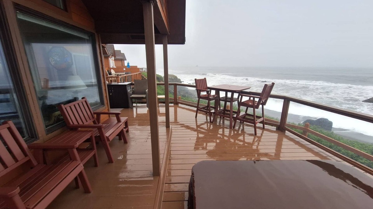 Smith River Apartment | Luxurious Oceanfront Cabin 7 Getaway w Hot Tub