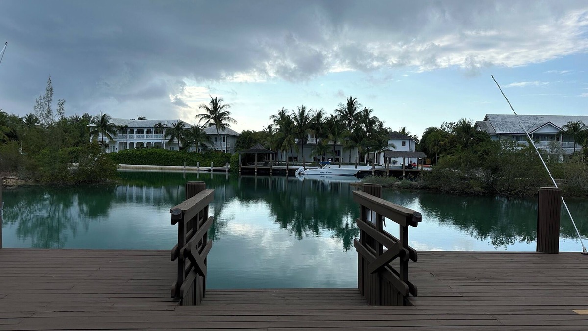 Nassau House | Luxurious 'Old Fort Bay' Large SINGLE LEVEL with 4 bedrooms each with an ensuite