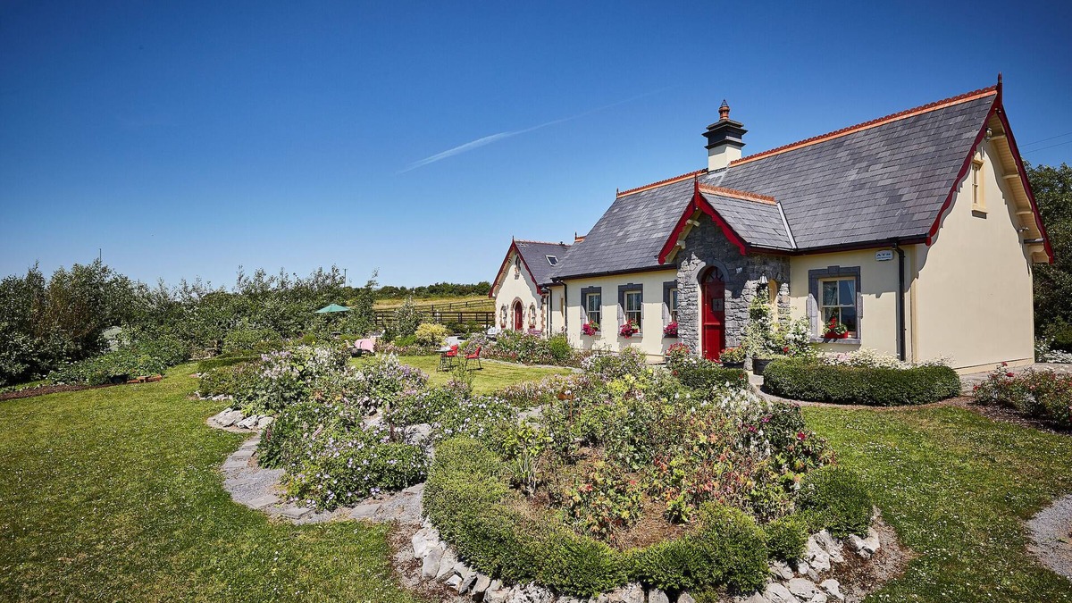 Ennis Cabin | Luxurious old World Rural Lodge on a Horse Farm in a Beautiful Scenic Setting