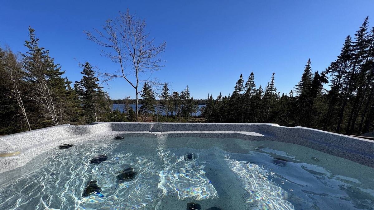Saint Esprit Cottage | Luxurious Outdoor Hot Tub, Stunning Wooden Interior & Lake view