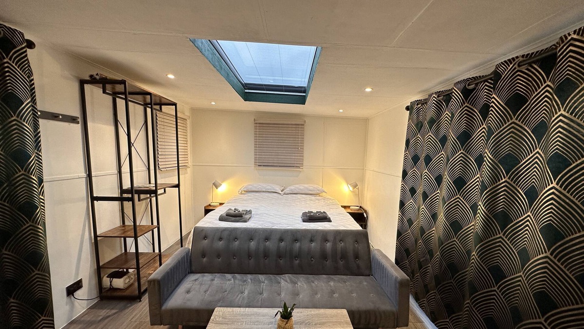 Chackmore Ski Chalet | Luxurious Pavillion with Skylight, Patio, and Quadruple garden door and ensuite