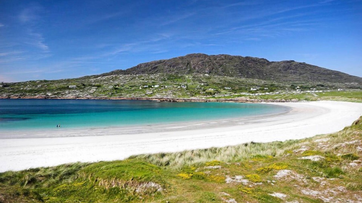 Roundstone Apartment | Luxurious Penthouse Apartment with panoramic sea views - in the village