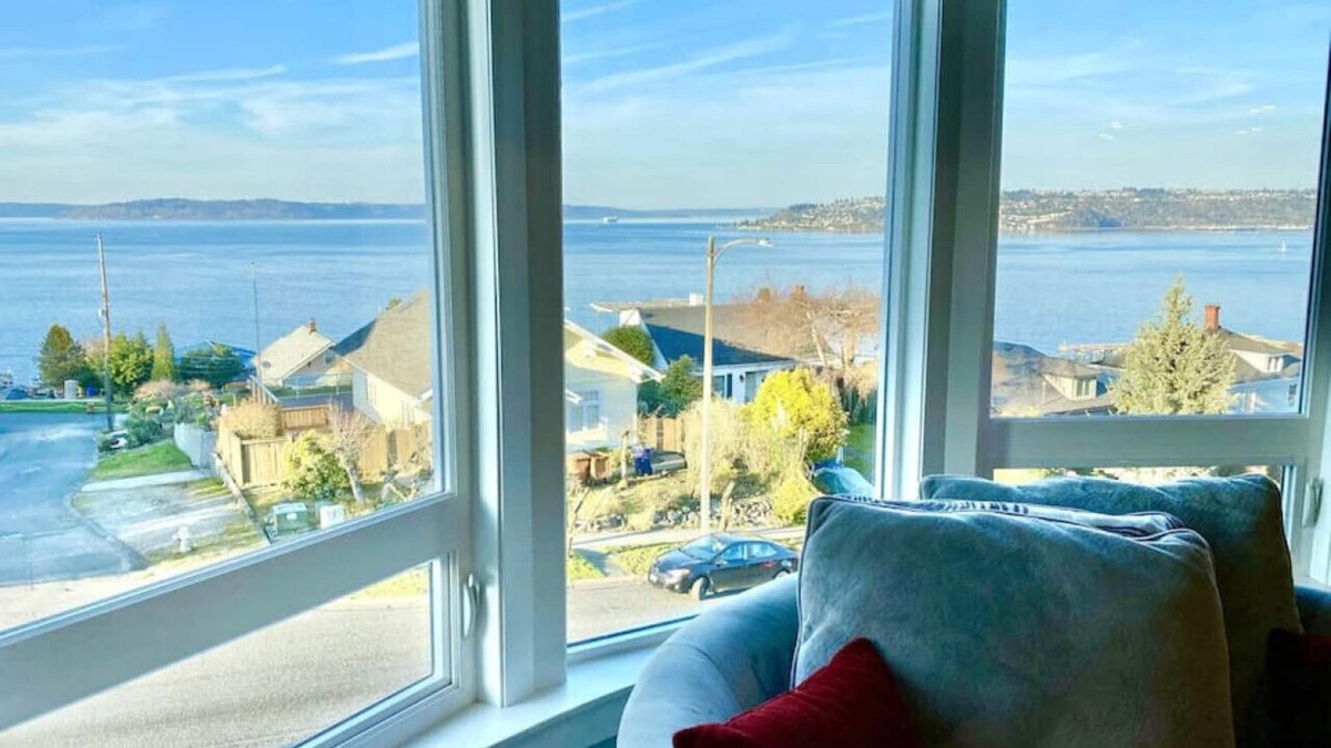 North End Condo | Luxurious Penthouse with Bay View in Old Town Tacoma
