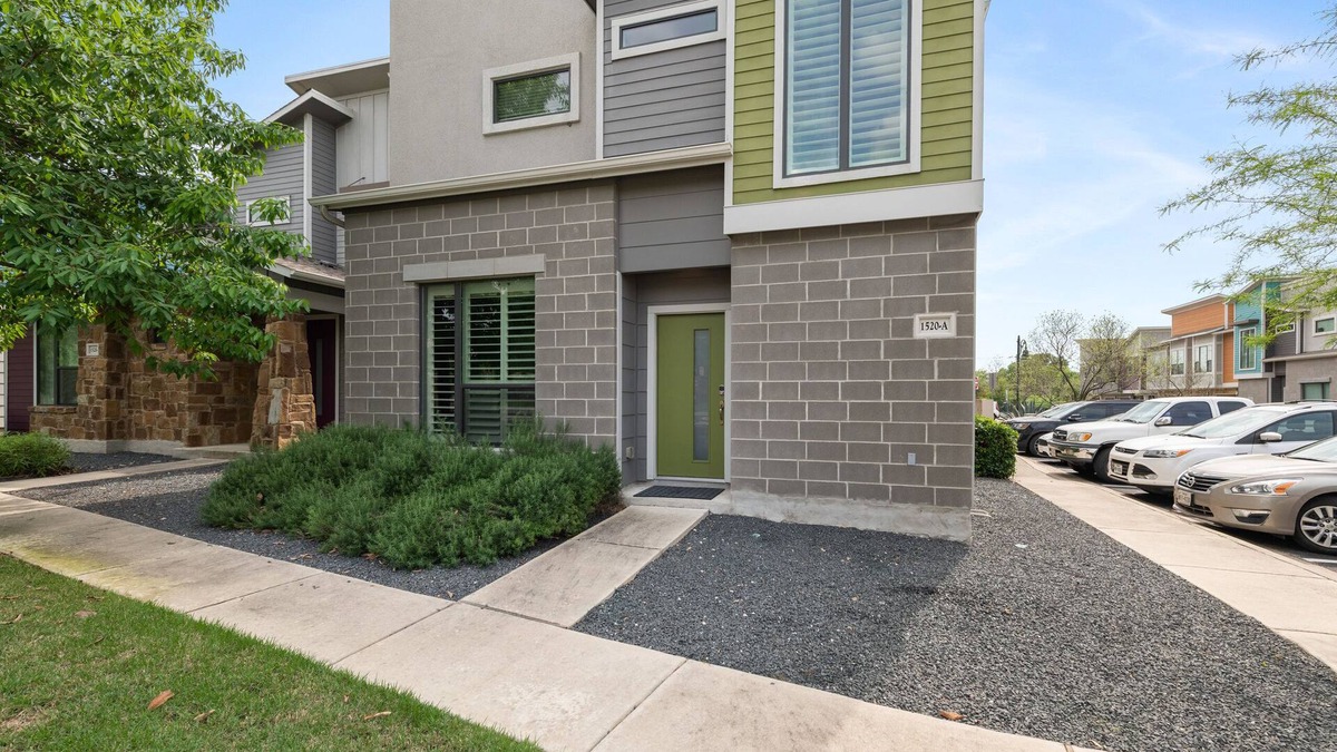 North Austin Civic Association Condo | LUXURIOUS Posh Condo 3 Beds/3 Full Baths! Upscale Deco 5 Minutes From The Domain
