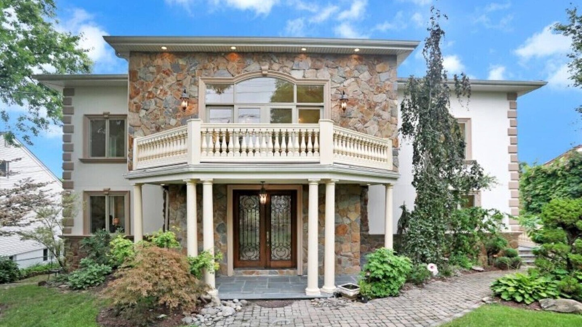 Teaneck House | Luxurious Private 6 bed Home 15 minutes from NYC