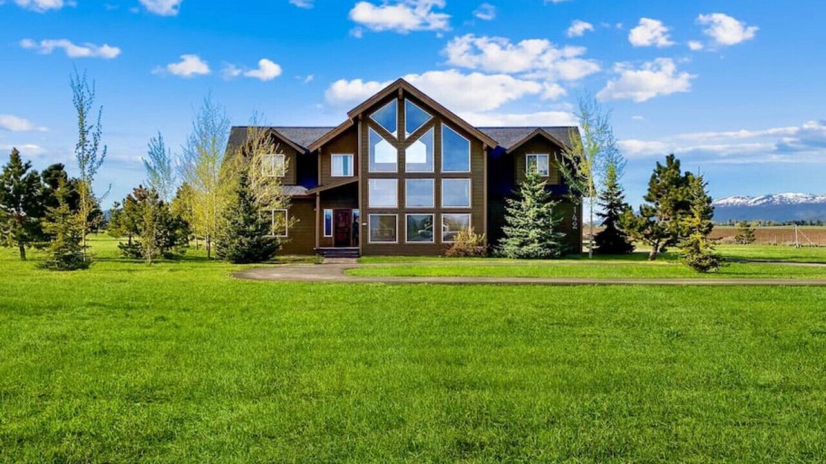 Brookdale Meadows Apartment | Luxurious, Private Cabin w/Hot Tub & Volleyball