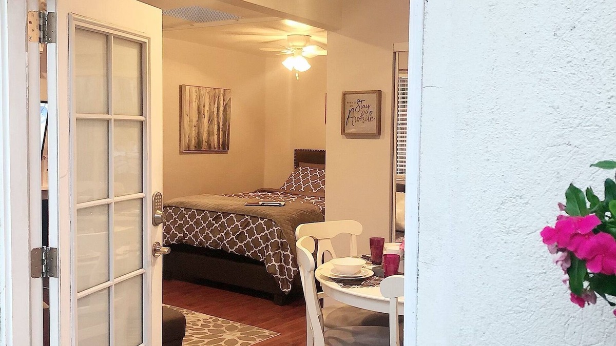 Lake Balboa House | Luxurious Private Guesthouse in Sherman Oaks