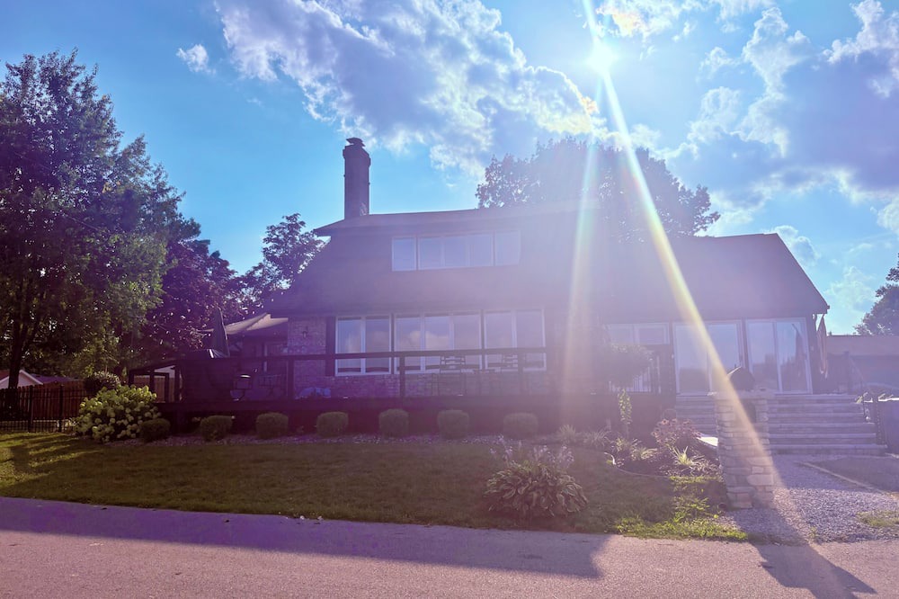 Akron Cottage | Luxurious private Portage Lakes home lake access 3 bd Oasis Hottub pet friendly!
