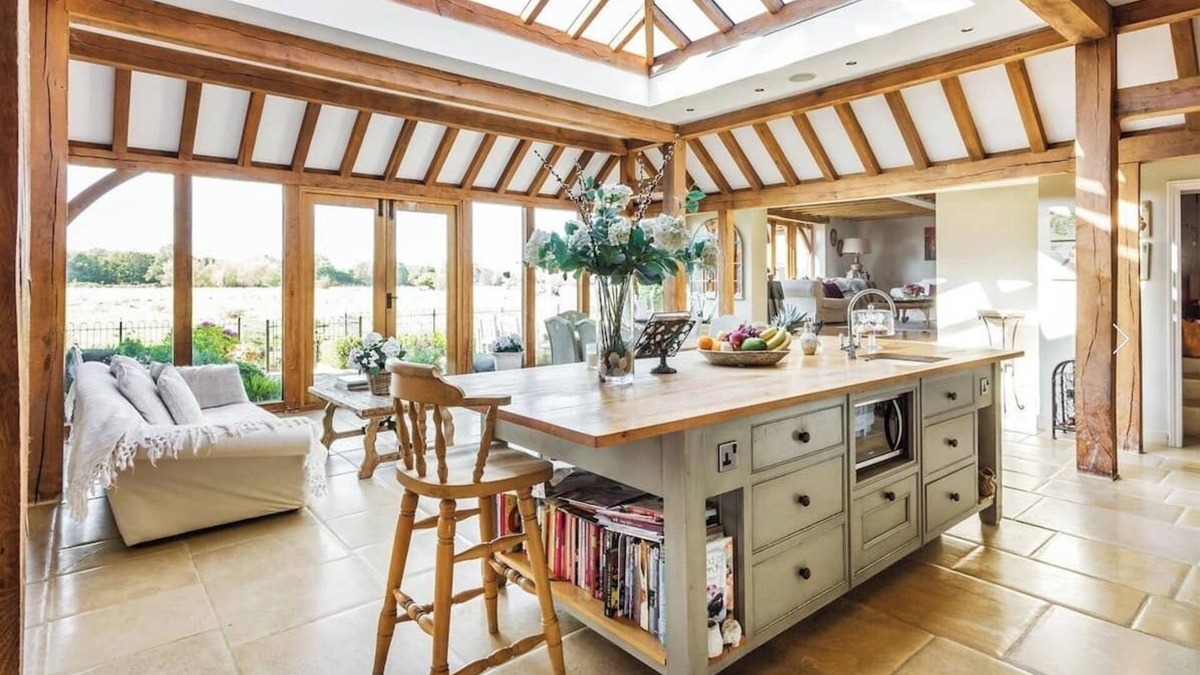 Woking House | Luxurious private, river frontage, boats & hotub