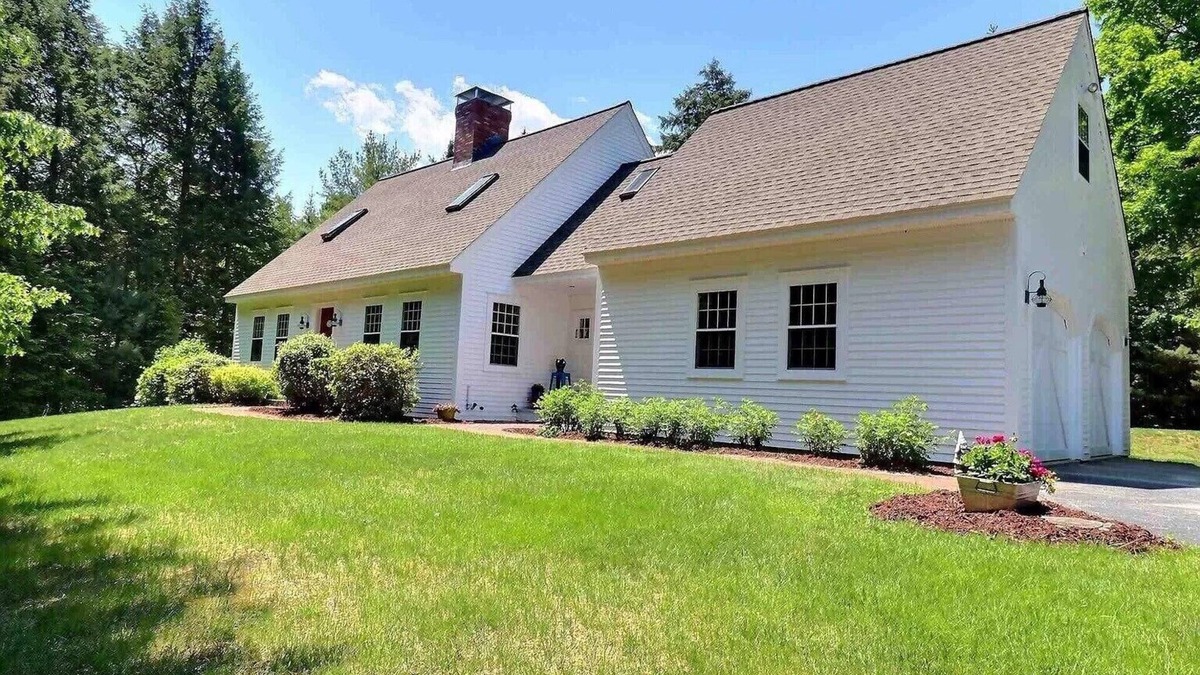 New London House | Luxurious, private & spacious house on 2 acres minutes from mountains/lakes.