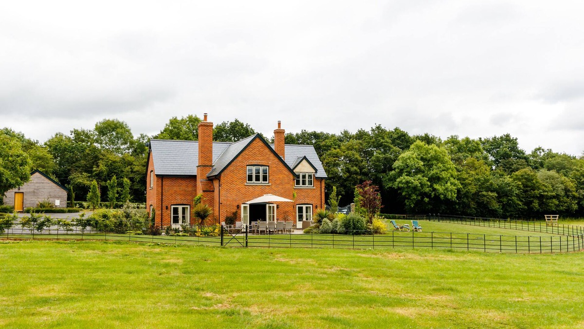 Woolhope House | Luxurious property with downstairs bedroom and wet room,large garden,games room