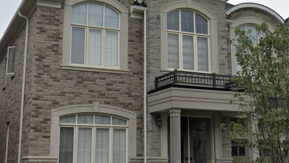 Brampton Apartment | luxurious residence characterized by high-quality materials.