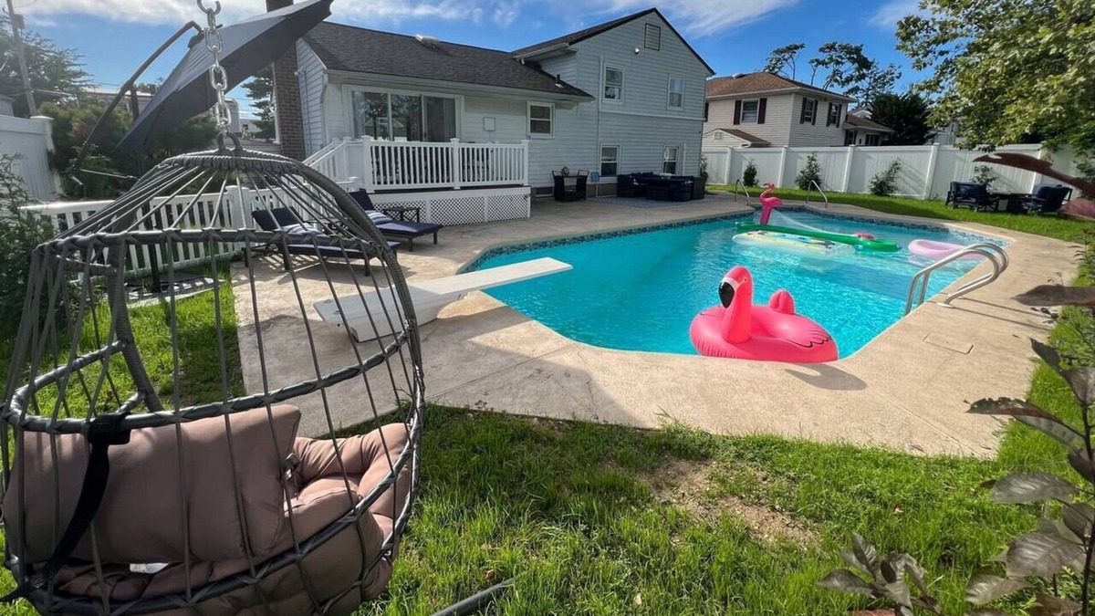 Hicksville Resort | Luxurious Retreat 8 Beds 3 bath with Heated Pool