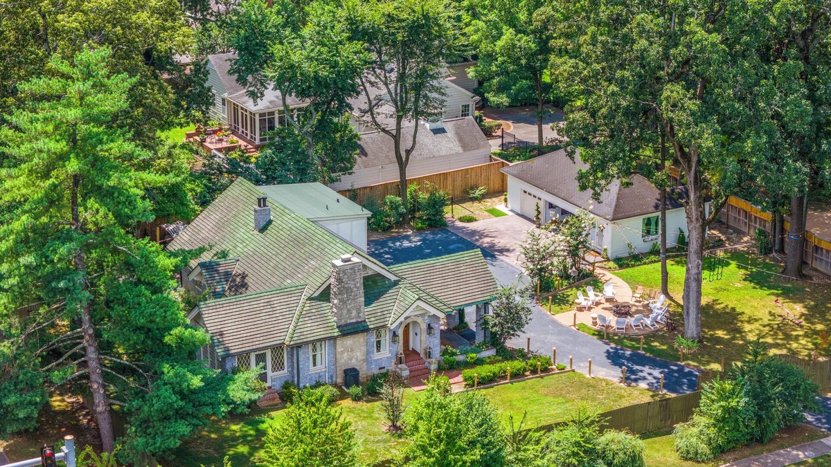 East Memphis House | "Luxurious Retreat for Families, Couples & Work Getaways Cozy Oasis of Elegance!