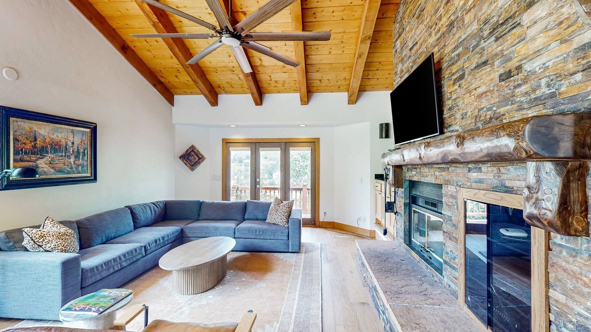 Highland Meadows House | Luxurious Retreat w/Mountain-View Double Deck, Central AC & Two-Sided Fireplace