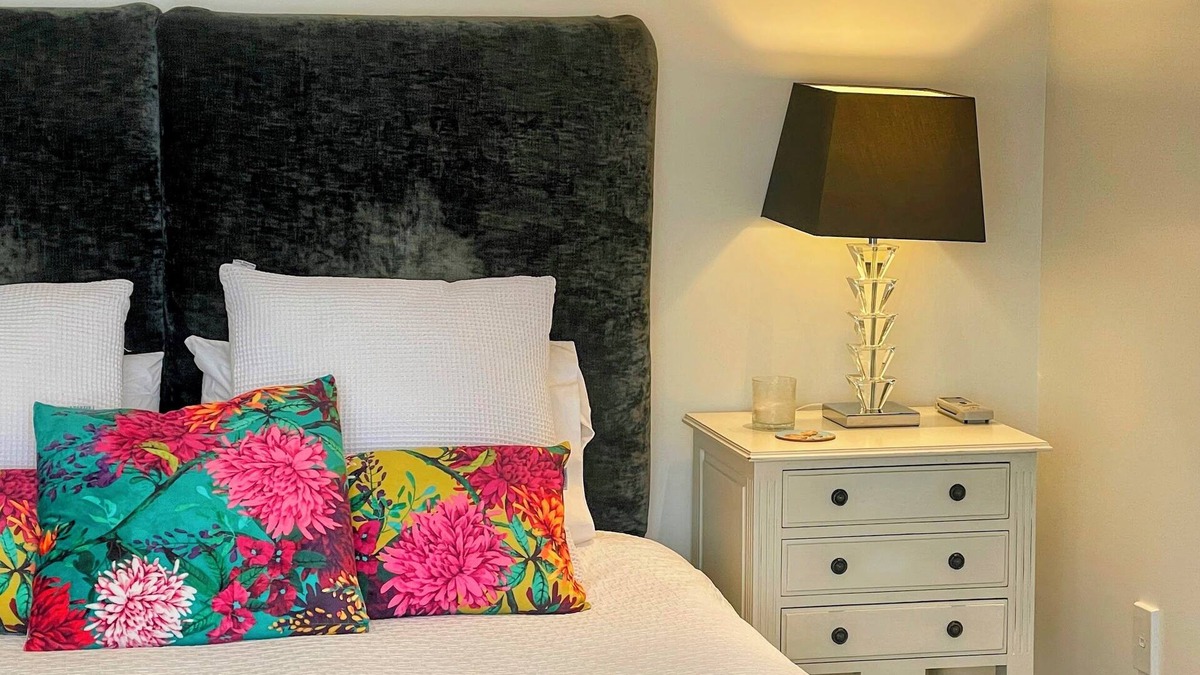 Wellington Apartment | Luxurious & Romantic Studio with harbour views & outdoor living, all day sun!