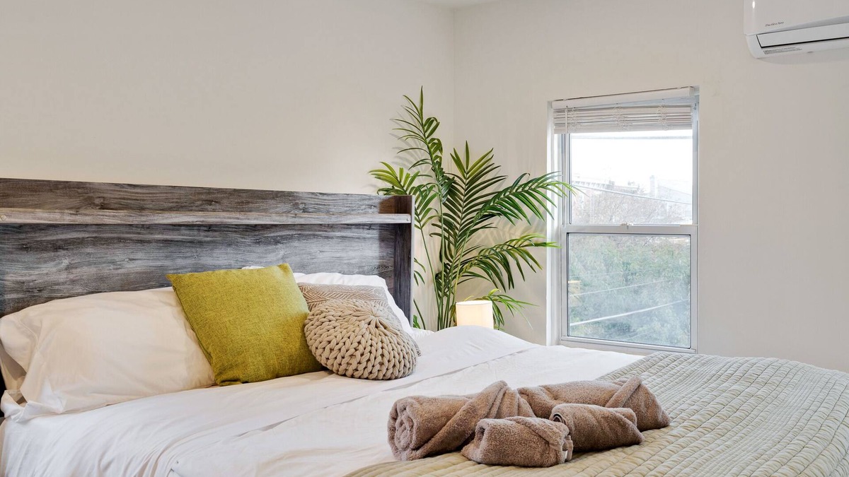 Kensington Apartment | Luxurious romantic suite w/King Bed, Center City, Fitshtown, Couples, Free WIFI
