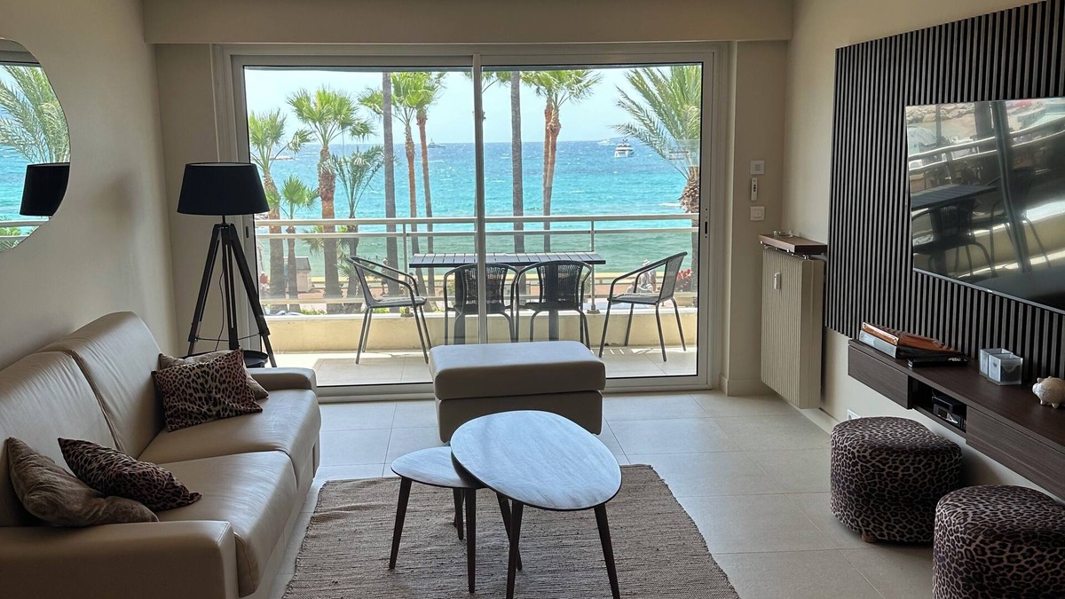 Pointe Croisette Apartment | Luxurious Rottaro apartment facing the sea.
