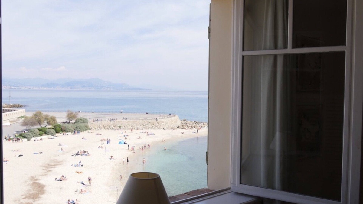 Antibes City Centre Apartment | Luxurious seafront 2 bedrooms flat superb view, WIFI, AC, for 4 close to beach