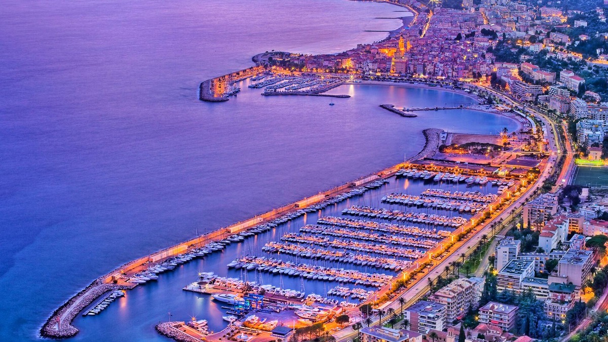 Alpes-Maritimes Apartment | Luxurious Seafront Belle Époque apartment