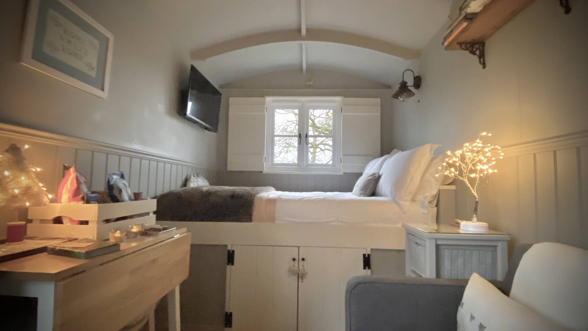 Kippen Cabin | Luxurious shepherds hut with hot tub and pizza oven in the Scottish Trossachs