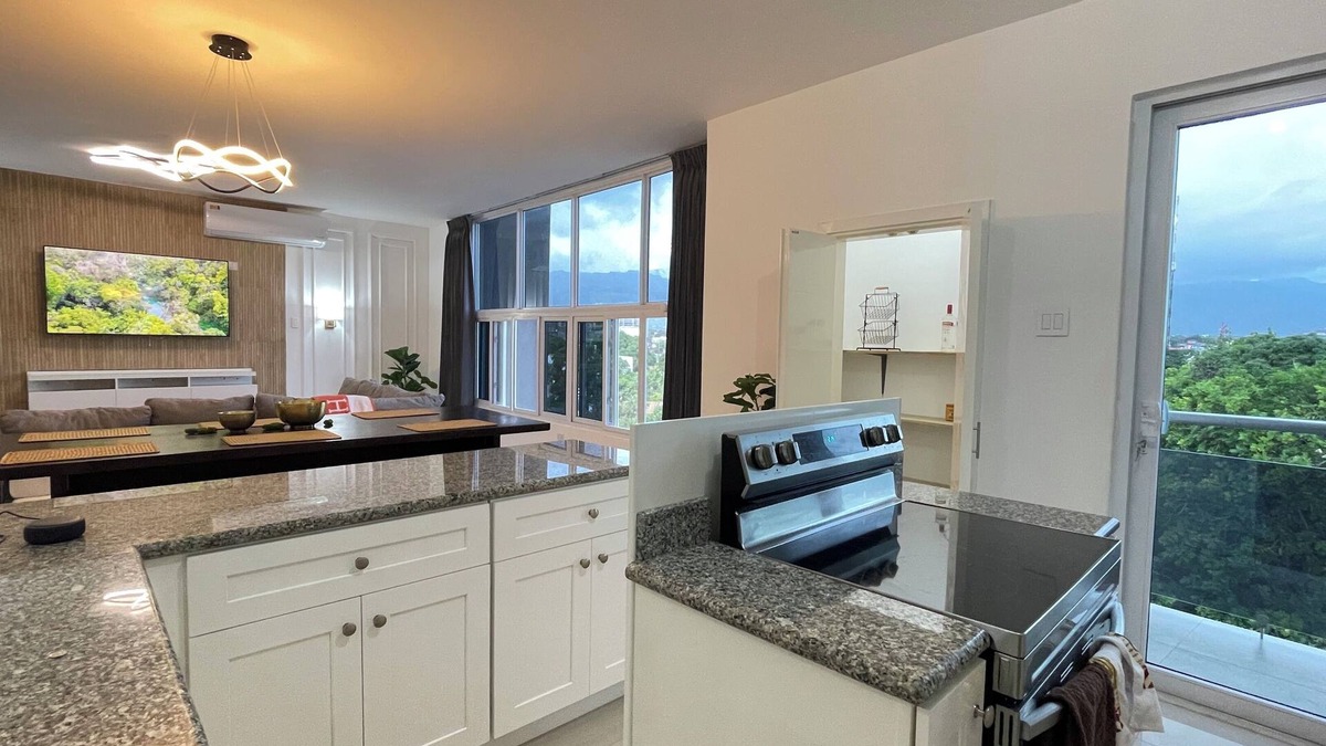 Eastwood Park Apartment | Luxurious, Smart 2-bedroom apartment with AC, WiFi, Laundry in Heart of Kingston