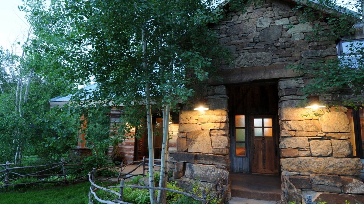 Bozeman Cabin | Luxurious Sourdough Canyon Lodge with Creek. 5 Star Rating. 5000+/- Sq Ft