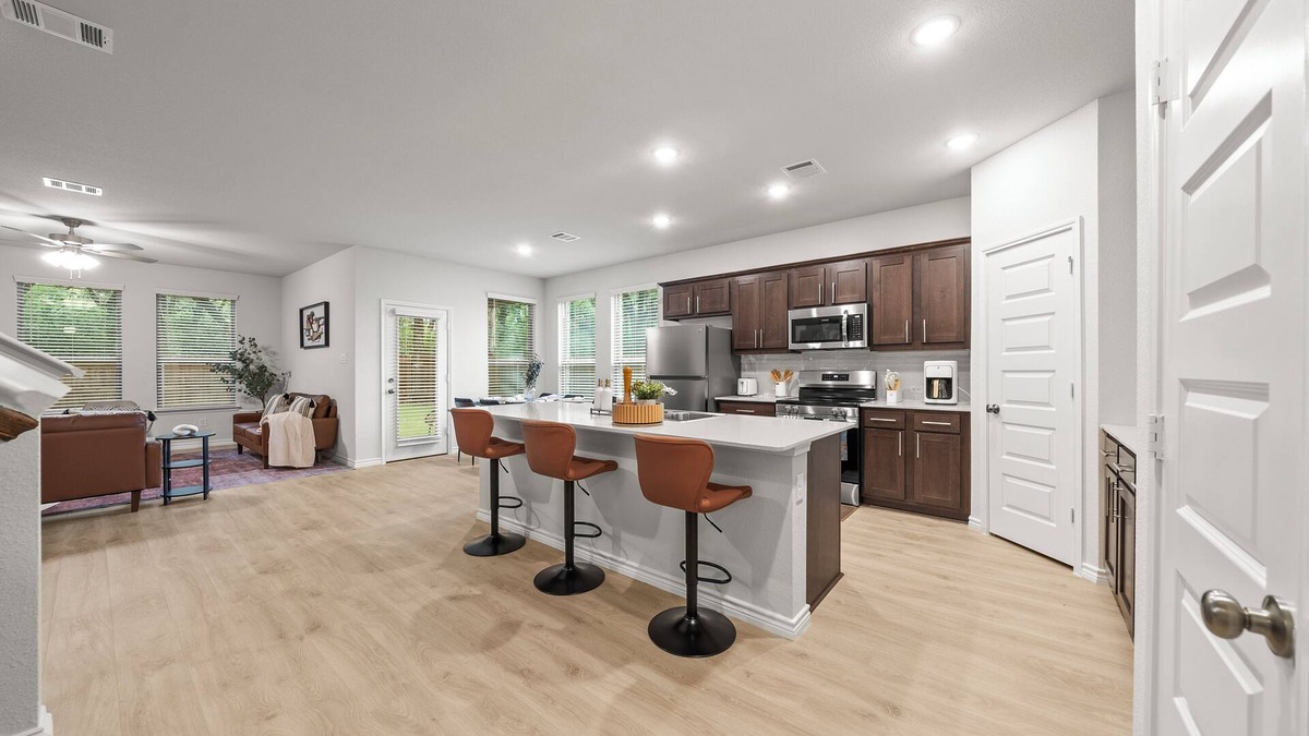 Denton Villa | Luxurious & Spacious 4 Bed Duplex Getaway with Pool Table in fabulous Denton TX