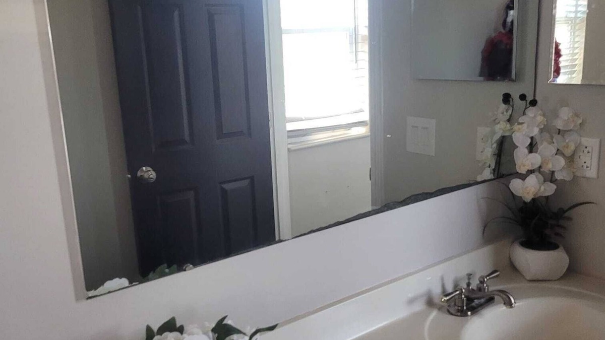 Summit Station House | Luxurious, Spacious, 6-bedroom house with WiFi and AC in charming Columbus