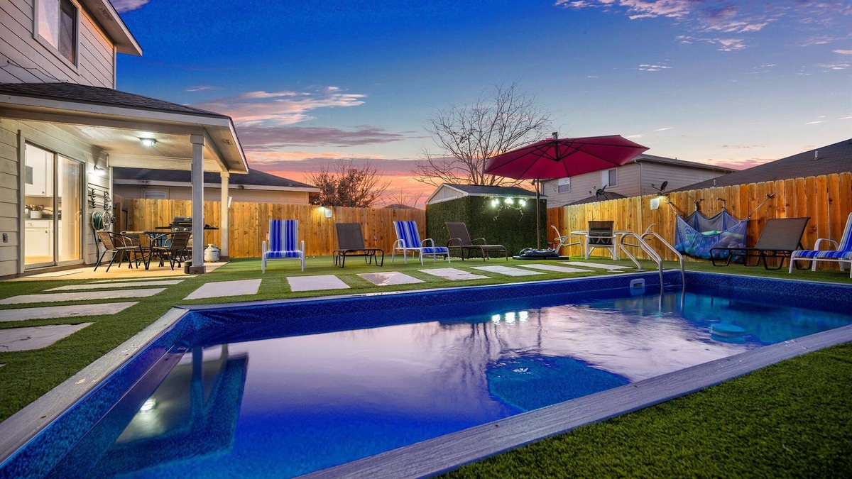 Montopolis House | LUXURIOUS, SPACIOUS, AND CENTRALLY LOCATED HOME WITH POOL AND PUTTING GREEN