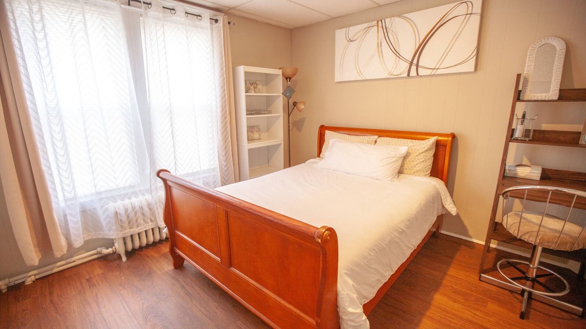 Waterbury Apartment | Luxurious, Spacious Apartment. Free Parking, Close By to Highways and Essentials