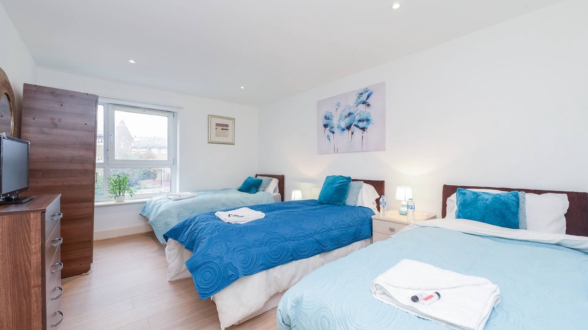 Island Gardens Apartment | Luxurious Spacious Apartment with a Big Terrace