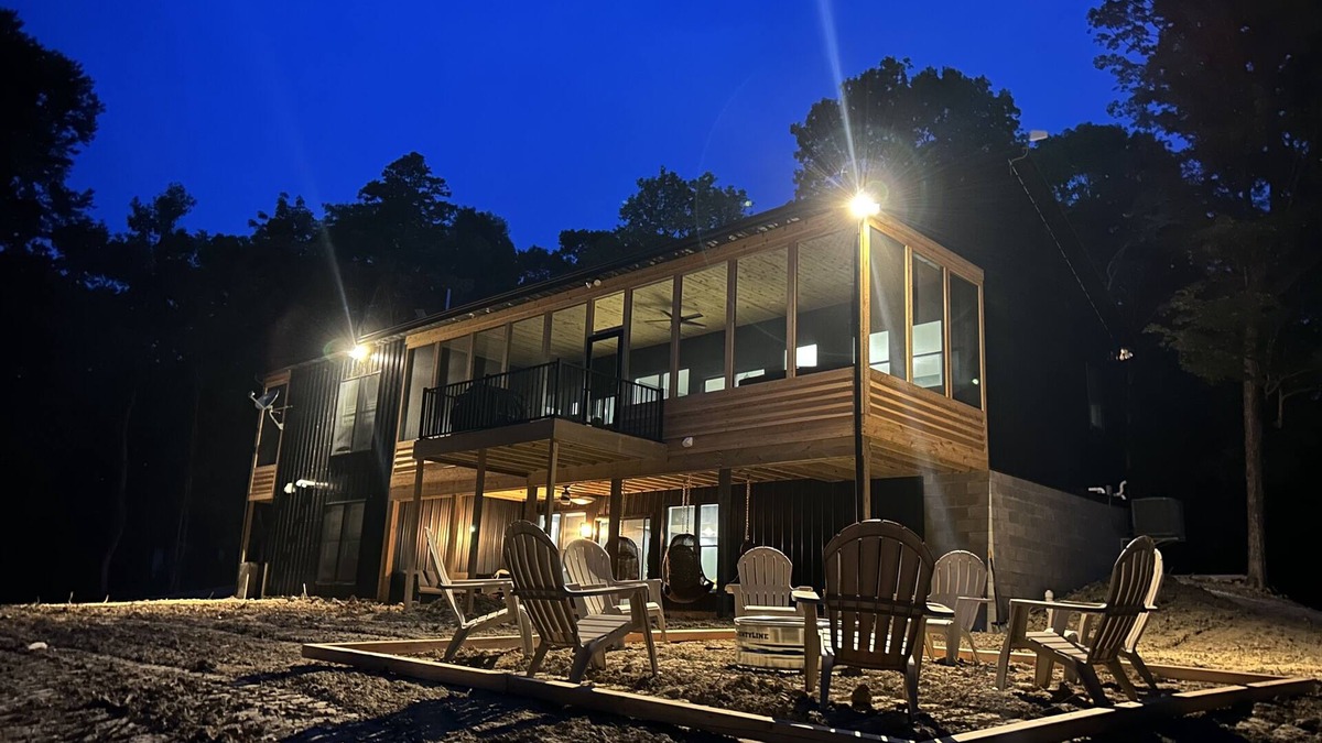 Carbon Hill Cabin | Luxurious Speakeasy Lodge, Hot Tub, Wifi & Hidden Speakeasy! Mins from the Caves