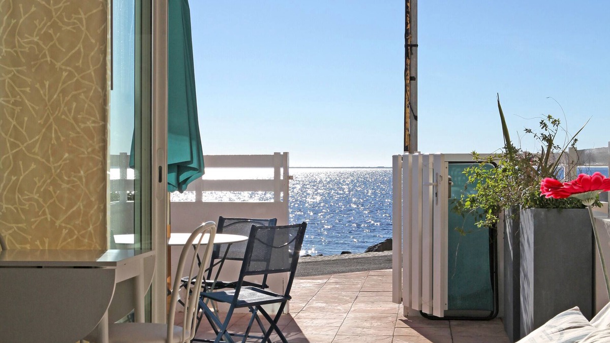 Meze Apartment | luxurious studio 'feet in the water' (3 meters from the pond).