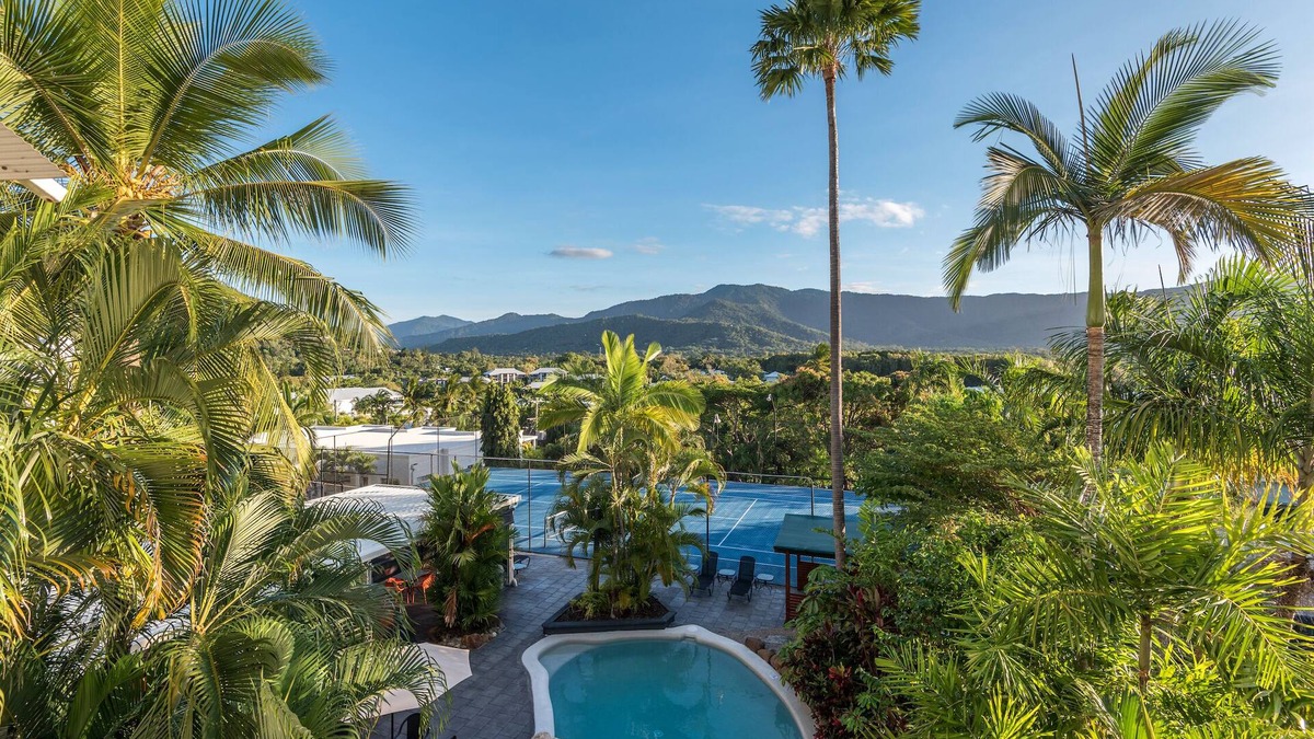 Trinity Beach Apartment | Luxurious Studio with Lush Mountain Views