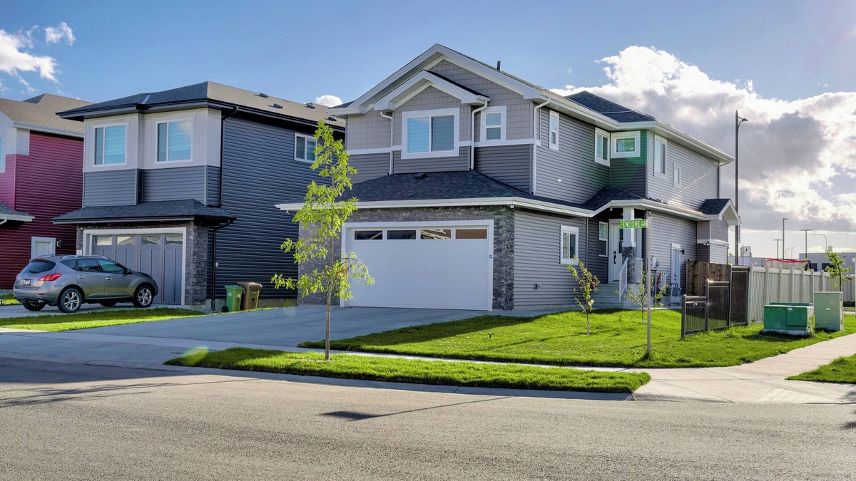 St. Albert House | Luxurious Stylish 3-bedroom building in peaceful St. Albert with WiFi and Games