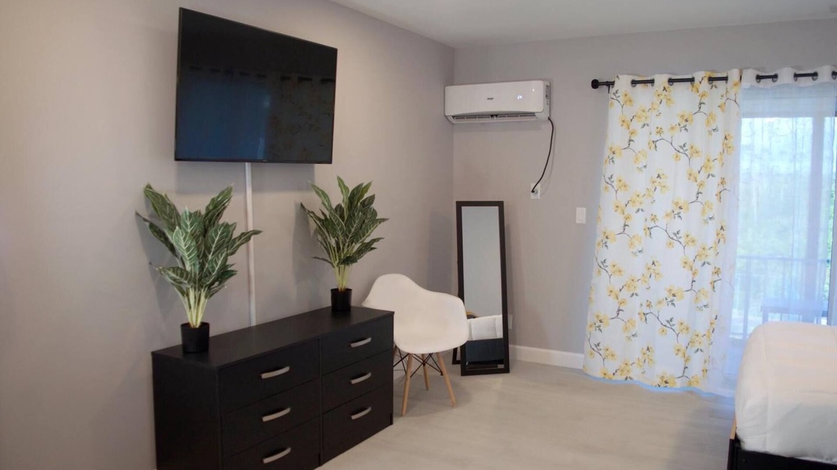 Downtown Condo | Luxurious Suite on w/Pool in Freeport