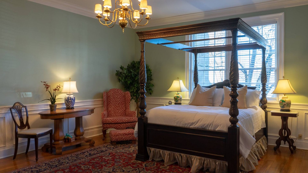 Bardstown Apartment | Luxurious Suite w/Garden on Court Square Downtown
