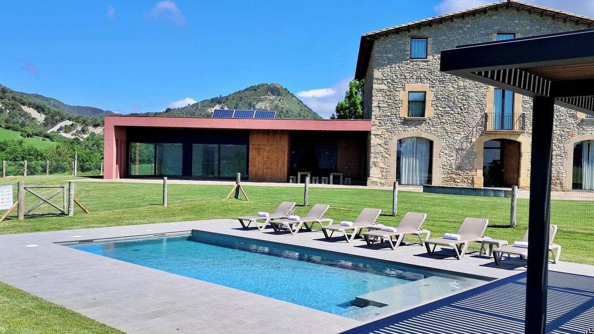Vic Villa | Luxurious three floors holiday home with huge garden, swimming pool and jacuzzi