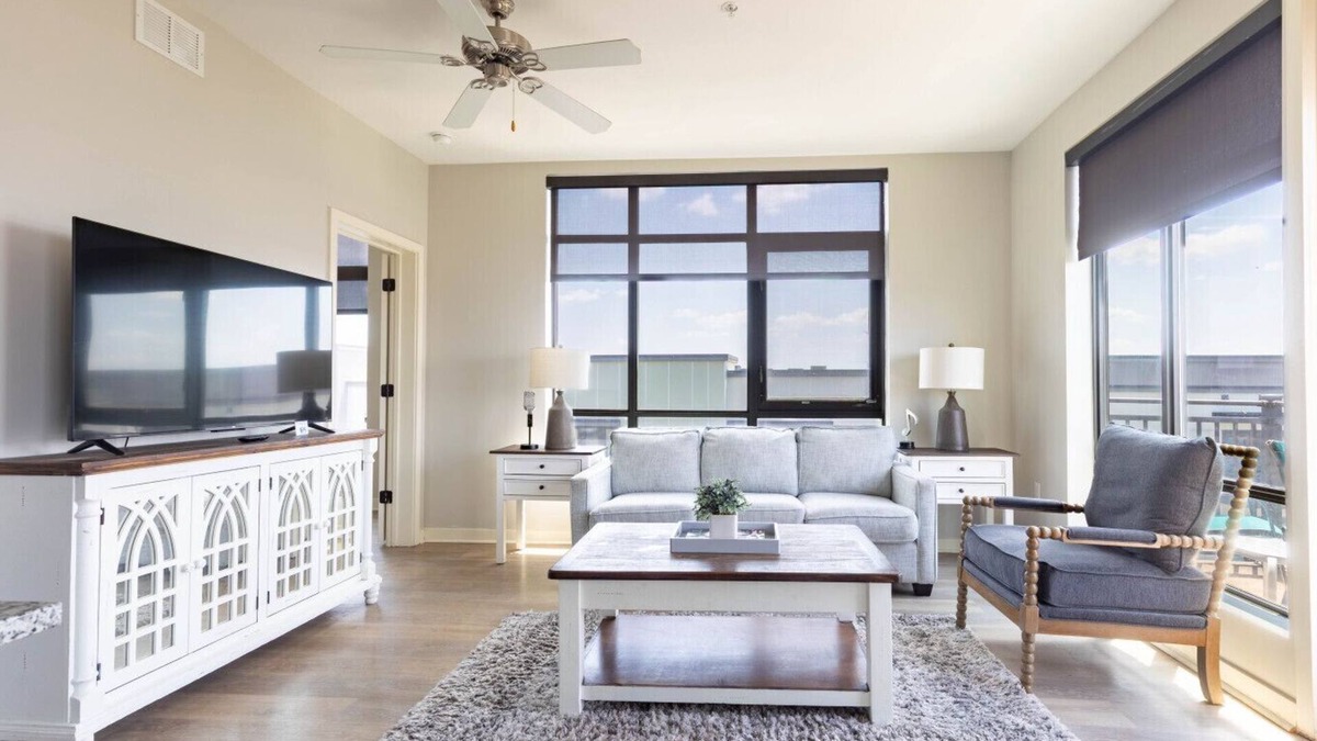 Rolling Mill Hill Condo | Luxurious Top Floor 2 Br 2 Ba Downtown Condo-#604