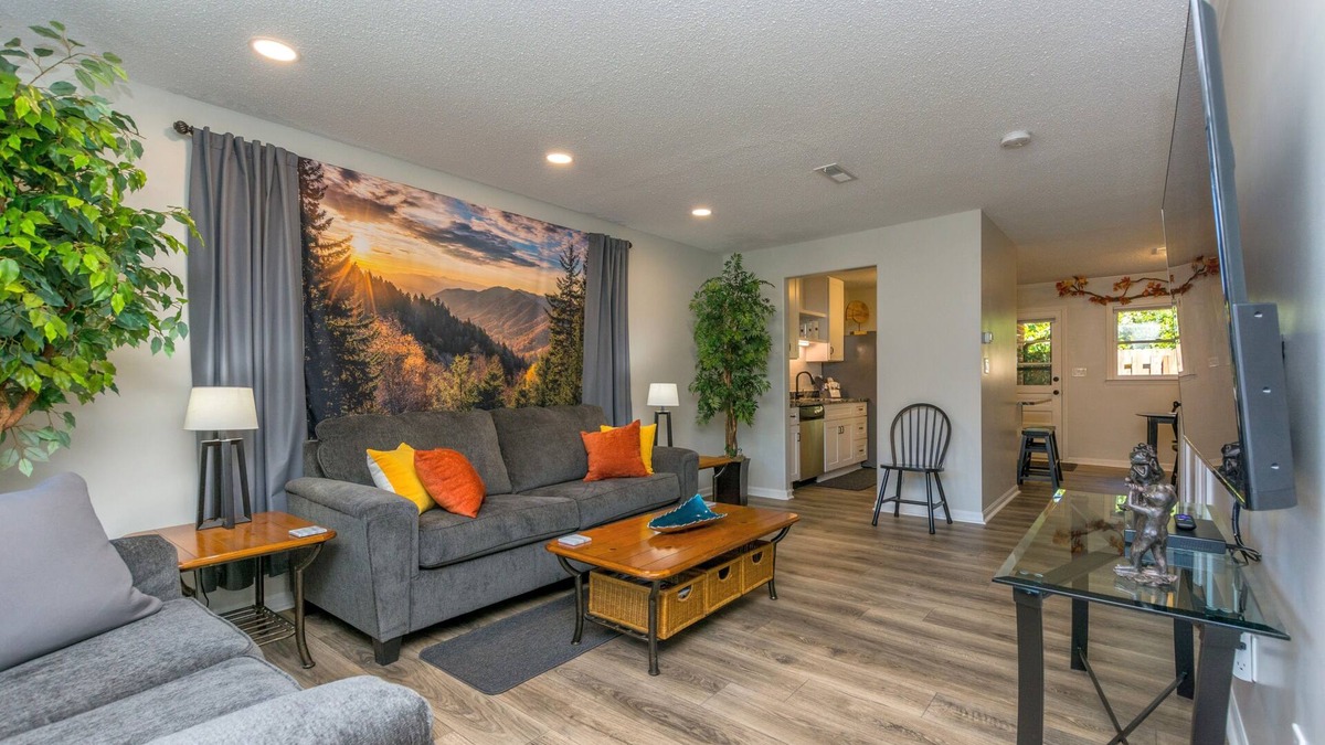 Lexington Condo | Luxurious Townhome, Peace of Nature, King bed, Extended Stay