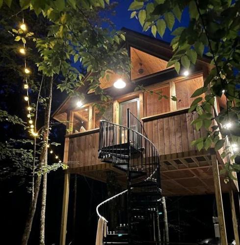 Springvale House | Luxurious Tree House with Hot Tub and Firepit, Perched over Littlefield Pond, Perfect for a Relaxing Weekend Getaway near Portland, Maine