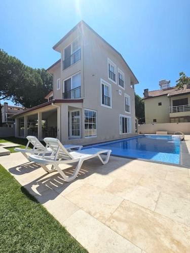 Altınova Villa | Luxurious Triplex 5-BR Villa w Pool, Beach Access