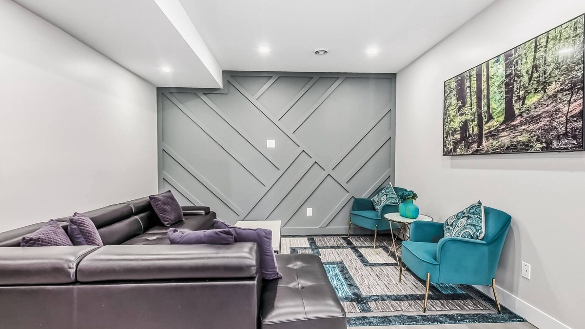 Evanston House | Luxurious two bedroom with one bathroom 3 beds